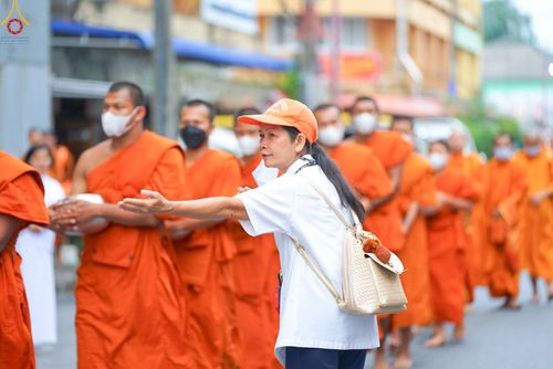 ภาพ No.85861:ตักบาตรพระนานาชาติ 10,000 รูป ใจกลางนครหาดใหญ่ จ.สงขลา วันอาทิตย์ที่ 20 สิงหาคม พ.ศ. 2566