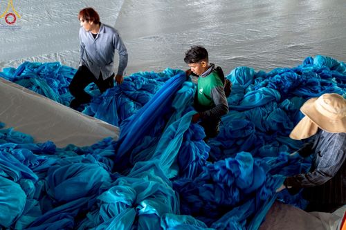 ภาพ No.220738:วันที่ 24-25 เมษายน พ.ศ. 2568 การเก็บงาน ผ้ารับประเคน ผ้าระบาย โต๊ะ เก้าอี้  ภายหลังงานวันคุ้มครองโลก ณ วัดพระธรรมกาย