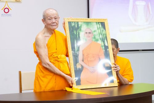 ภาพ No.223082:วันที่ 24 เมษายน พ.ศ. 2568 หลวงพ่อทัตตชีโวต้อนรับคณะเมียนมา อุบาสก อุบาสิกา 180 คน ณ อาคาร 100 ปี คุณยายมหารัตนอุบาสิกาจันทร์ ขนนกยูง วัดพระธรรมกาย