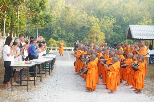 ภาพ No.61033:สามเณรออกบิณฑบาต และกิจกรรมอบรมสามเณร ในโครงการบรรพชาสามเณรฟื้นฟู พระพุทธศาสนาทั่วไทย ณ ศูนย์อบรมที่พักสงฆ์บ้านร่มเย็น จ.นราธิวาส วันที่ 2-15 เมษายน พ.ศ. 2567