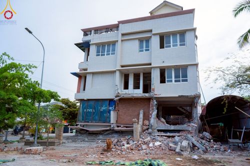 ภาพ No.220001:วันจันทร์ที่ 14 เมษายน พ.ศ. 2568 พระครูสิทธิรัตนวิเทศ ผู้ช่วยเจ้าอาวาสวัดพระธรรมกาย พร้อมด้วยผู้แทนมูลนิธิธรรมกาย และศิษยานุศิษย์หลวงพ่อธัมมชโย ออกเดินทางไปยังพื้นที่เมืองมัณฑะเลย์ สาธารณรัฐแห่งสหภาพเมียนมา โดยได้รับความเมตตาประสานงานเจ้าหน้าที่ภาครัฐจาก