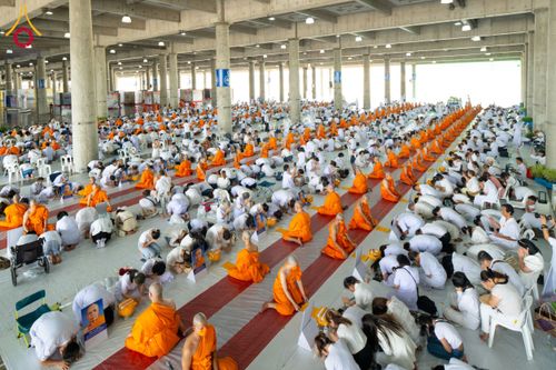 ภาพ No.62522:พิธีถวายบาตรเเละไทยธรรม ในโครงการอุปสมบทหมู่ บูชาธรรมหลวงพ่อธัมมชโย พ.ศ.2567 ณ ลานธรรม พระมหาธรรมกายเจดีย์ วันที่ 13 เมษายน พ.ศ.2567