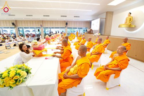 ภาพ No.129213:พิธีถวายภัตตาหารเป็นสังฆทาน แด่คณะพระธรรมยาตราฯ ในโครงการธรรมยาตราอัญเชิญพระบรมสารีริกธาตุ  ประดิษฐาน ณ มหารัตนเจดีย์สิริปทุมสวรรค์ อ.บางกล่ำ จ.สงขลา วันที่ 11 มีนาคม พ.ศ. 2567