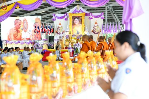 ภาพ No.138925:กิจกรรมเฉลิมพระเกียรติ สมเด็จพระนางเจ้าฯ พระบรมราชินี เนื่องในโอกาสวันเฉลิมพระชนมพรรษา พิธีเจริญพระพุทธมนต์ , ทำบุญตักบาตรพระสงฆ์ ถวายพระราชกุศล , พิธีถวายเครื่องราชสักการะ , และพิธีจุดเทียนถวายพระพรชัยมงคล วันที่ 3 มิถุนายน พ.ศ. 2567 ณ อาคารโถงช้าง วัดพ