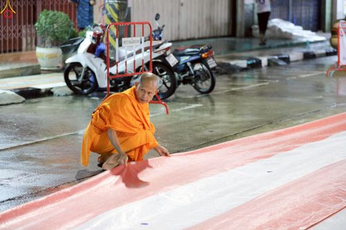 ภาพ No.245787:วันที่ 13-14 กันยายน พ.ศ. 2568 เจ้าหน้าที่ทุกสถานะ ทุกส่วนงาน ร่วมแรงร่วมใจ ปฏิบัติหน้าที่ เตรียมงาน เก็บงาน ตักบาตรพระ 555 รูป อ.เบตง จยะลา