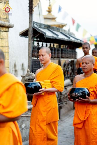 ภาพ No.213074:วันที่ 17 - 18 มีนาคม พ.ศ. 2568 คณะสงฆ์และสามเณรเดินบิณฑบาต รอบเมืองในพื้นที่ วัดสยมภูวนาถและราชวังปาตัน ณ เมืองกาฐมาณฑุ ประเทศเนปาล