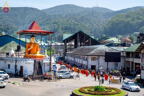 ภาพ No.225616:วันที่ 5 พฤษภาคม พ.ศ. 2568 พิธีบิณฑบาตรอบเมืองนูวราอิลิย่า ฉลองเทศกาลวิสาขบูชา แห่งชาติประเทศศรีลังกา