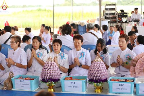 ภาพ No.91362:พิธีทอดผ้าป่ายกยอดดอกบัวสิริปทุมทิพย์  ประดิษฐาน ณ ปทุมเจดีย์  (เจดีย์พระพุทธเจ้า ๕ พระองค์) ณ ศูนย์อบรมเยาวชนจังหวัดปัตตานี 22 ตุลาคม พ.ศ.2566