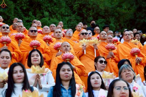 ภาพ No.229521:วันเสาร์ที่ 26 เมษายน พ.ศ. 2568 คณะพระภิกษุสามเณรในโครงการบรรพชาหมู่ 81 รูป  วัดภาวนาโซล ประเทศเกาหลีใต้ ได้ร่วมกับคณะสาธุชนคนไทยในเกาหลีใต้  ร่วมกันเดินขบวนอัญเชิญโคมดอกบัว  เพื่อบูชาแด่องค์สมเด็จพระสัมมาสัมพุทธเจ้า  ในงานเทศกาลวิสาขบูชานานาชาติ ประจำปี