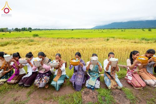 ภาพ No.174413:พิธีตักบาตรพระ,พิธีทอดผ้าป่า พิธีกลั่นแผ่นดินโปรยรัตนชาติ  สร้างพระอุโบสถและเจดีย์ วัดป่าสัมมาทิฏฐิและวัดสิริขันโท แขวงอัตตะปือ สปป. ลาว วันที่ 29 ตุลาคม พ.ศ. 2567