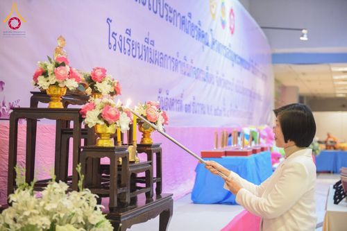 ภาพ No.184407:พิธีมอบโล่ และใบประกาศเกียรติคุณ  โครงการเจริญพระพุทธมนต์ ธัมมจักกัปปวัตตนสูตร  โรงเรียนที่มีผลการดำเนินกิจกรรมดีเด่น จังหวัดสระบุรี  หนึ่งในโครงการหมู่บ้านรักษาศีล 5  และวันรวมพลังเด็กดี V-Star  วันที่ 17 ธันวาคม พ.ศ.2567 ณ ห้างทวีกิจคอมเพล็กซ์ ชั้น 4 อ