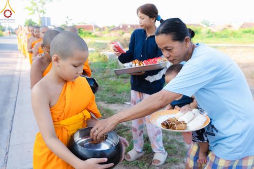 กิจกรรมบิณฑบาตของสามเณร โครงการบรรพชาสามเณร ฟื้นฟูพระพุทธศาสนาทั่วไทย ธุดงคสถานชลบุรี ณ ชุมชนบ้านห้วยเหียน ตำบลบ่อวิน  อำเภอศรีราชา จังหวัดชลบุรี วันที่ 27 เมษายน พ.ศ. 2567
