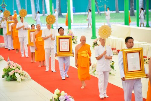 ภาพ No.230900:วันอังคารที่ 1 กรกฎาคม พ.ศ. 2568 ผู้ว่าราชการจังหวัดปทุมธานี เป็นประธานพิธีต้อนรับ สัญญาบัตร พัดยศ พระครูสัญญาบัตรสายต่างประเทศ วัดพระธรรมกาย ประจำปี พ.ศ. 2568 จำนวน 19 รูป