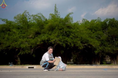 ภาพ No.220429:วันที่ 23-25 เมษายน พ.ศ. 2568 เจ้าหน้าที่และสาธุชนช่วยกัน รับบุญเก็บงานวันคุ้มครองโลก ณ วัดพระธรรมกาย