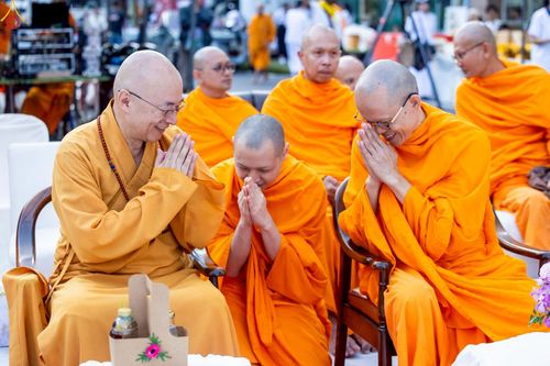 ภาพ No.237023:วันอาทิตย์ที่ 10 สิงหาคม พ.ศ. 2568 มหาสังฆทานครั้งยิ่งใหญ่ ตักบาตรพระ 10,000 รูป ถ.นิพัทธ์อุทิศ 3 ใจกลางนครหาดใหญ่ จ.สงขลา (ชุดที่ 2)