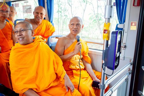 ภาพ No.214529:วันที่ 31 มีนาคม พ.ศ.2568 การทดลองใช้รถ shuttle bus  ขนส่งพระภิกษุ  เพื่องานถวายมหาสังฆทาน วันคุ้มครองโลก