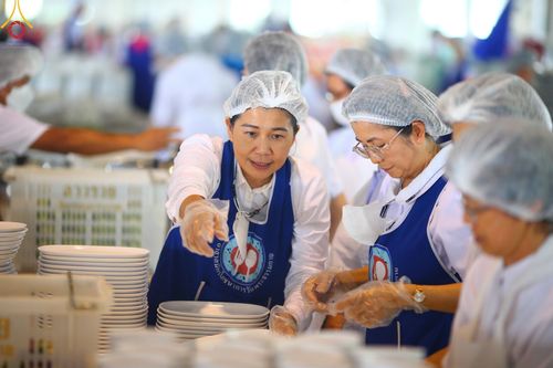 ภาพ No.60177:คณะสงฆ์ 10,000 กว่าวัดฉันภัตตาหารเพล ในวันคุ้มครองโลก วันจันทร์ที่ 22 เมษายน พ.ศ. 2567 ณ สภาธรรมกายสากล วัดพระธรรมกาย