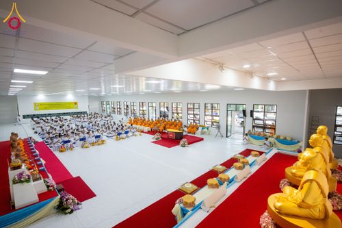 ภาพ No.160764:พิธีเจริญพระพุทธมนต์ และปิดแผ่นทองรูปเหมือน พระเดชพระคุณพระมงคลเทพมุนี (สด จนฺทสโร) พระผู้ปราบมาร จำนวน 3 องค์ วันเสาร์ที่ 5 ตุลาคม พ.ศ. 2567 ณ อาคารปลูกศรัทธา 2 (ชานชลาเดิม) วัดพระธรรมกาย อ.คลองหลวง จ.ปทุมธานี