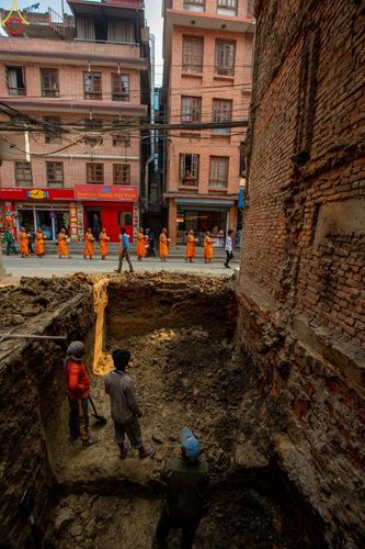 ภาพ No.80196:สามเณรในโครงการบรรพชาสามเณรหมู่ รับบิณฑบาตจากญาติโยมสาธชุน บริเวณชุมชน Patan และ Thamel กรุงกาฐมาณฑุ ประเทศเนปาล วันที่ 31 มีนาคม พ.ศ. 2566