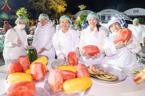 ภาพ No.194867:พิธีถวายภัตตาหารเป็นสังฆทาน แด่พระธรรมยาตรา ณ อนุสรณ์สถานมหาวิหารพระมงคลเทพมุนี (โลตัสแลนด์) อ.สองพี่น้อง จ.สุพรรณบุรี ในโครงการธรรมยาตรา กตัญญูบูชา มหาปูชนียาจารย์ พระมงคลเทพมุนี(สด จนฺทสโร) พระผู้ปราบมาร แห่ง ปีที่ 13 วันที่ 14 มกราคม พ.ศ.2568