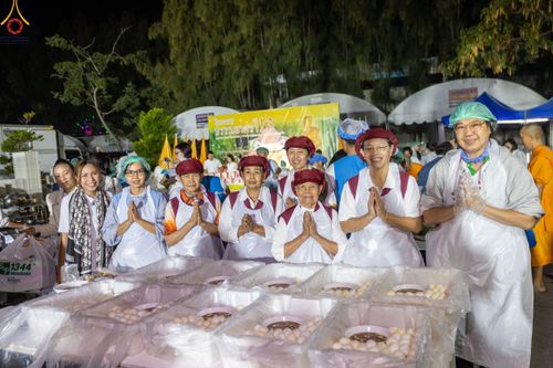 ภาพ No.188875:พิธีถวายภัตตาหารเป็นสังฆทาน แด่พระธรรมยาตรา ในโครงการธรรมยาตรา กตัญญูบูชา มหาปูชนียาจารย์ พระมงคลเทพมุนี(สด จนฺทสโร) พระผู้ปราบมาร ปีที่ 13 ณ อนุสรณ์สถานมหาวิหารพระมงคลเทพมุนี (โลตัสแลนด์) อ.สองพี่น้อง จ.สุพรรณบุรี วันที่ 4 มกราคม พ.ศ.2568