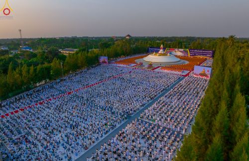 ภาพ No.109777:พิธีจุดประทีปถวายเป็นพุทธบูชา และบูชาธรรมมหาปูชนียาจารย์ วันที่ 10 มกราคม พ.ศ. 2567 ณ อนุสรณ์สถานคลองบางนางแท่น อ.สามพราน จ.นครปฐม