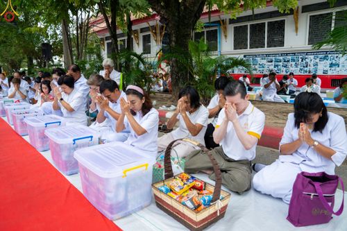 ภาพ No.87275:พิธีถวายสังฆทาน 323 วัด 4 จังหวัดชายแดนภาคใต้  ปีที่ 19 ครั้งที่ 165 พิธีมอบกองทุนหนุนแรงใจช่วยครูใต้  ปีที่ 16 ครั้งที่ 130 และพิธีทำบุญอุทิศส่วนกุศลให้ผู้วายชนม์ ณ วัดพุทธภูมิ อ.เมือง จ.ยะลา วันเสาร์ที่ 9 กันยายน พ.ศ. 2566