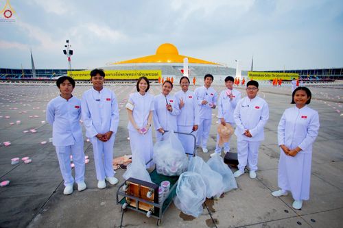 ภาพ No.223925:วันวิสาขบูชา วันอาทิตย์ที่ 11 พฤษภาคม พ.ศ. 2568 พิธีจุดวิสาขประทีป ,  พิธีเวียนประทักษิณรอบพระมหาธรรมกายเจดีย์ , พิธีฉลองชัยสวดมนต์บทธัมมจักกัปปวัตตนสูตร ครบ 7,357,000,000 จบ ณ มหารัตนวิหารคด วัดพระธรรมกาย