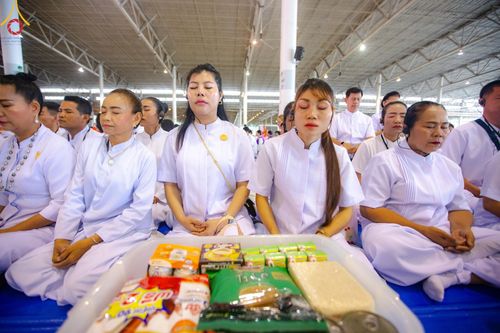 ภาพ No.137131:พิธีตักบาตร และปฏิบัติธรรม ในวันวิสาขบูชา วันพุธที่ 22 พฤษภาคม พ.ศ. 2567 ( วันพระขึ้น15 ค่ำ เดือน 6 ) ณ วัดพระธรรมกาย จ.ปทุมธานี