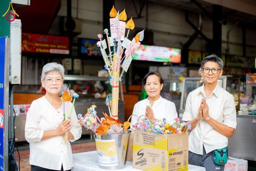 ภาพ No.180252:พิธีทำบุญตักบาตร ข้าวสารอาหารแห้ง แด่คณะสงฆ์ 99 รูป เนื่องในวันพ่อแห่งชาติ ปีที่ 50 ณ ศูนย์การค้าตลาดรังสิต ซ.รังสิต-ปทุมธานี 5 วันที่ 5 ธันวาคม พ.ศ. 2567