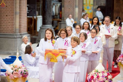 ภาพ No.271353:วันอาทิตย์ที่ 26 ตุลาคม พ.ศ. 2568 พิธีทอดกฐินสามัคคีวัดพระธรรมกายเนเธอร์แลนด์ กฐินเพื่อปฏิสังขรณ์ผนังรอบโบสถ์ อายุกว่า 135 ปี