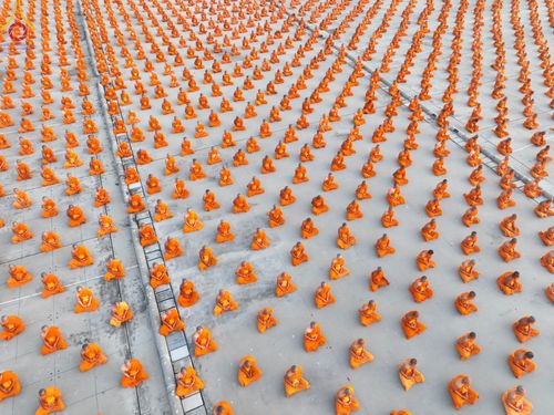 ภาพ No.102239:พระธรรมทายาทในโครงการอุปสมบทหมู่ บูชาธรรมมหาปูชนียาจารย์ ร่วมปฏิบัติธรรม ถ่ายภาพหมู่ประวัติศาสตร์ และรับฟังโอวาทจากหลวงพ่อทัตตชีโว ณ ลานธรรม พระมหาธรรมกายเจดีย์ วัดพระธรรมกาย วันที่ 15 ธันวาคม พ.ศ. 2566