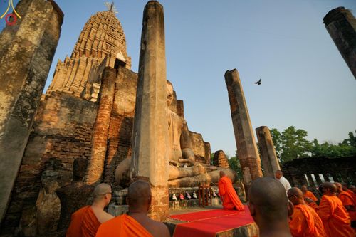 ภาพ No.58655:พิธีตักบาตรพระ ๑,๐๐๐ รูป สมโภชครบรอบ ๘๐๐ ปี พระบรมธาตุเมืองเชลียง ณ วัดพระศรีรัตนมหาธาตุ ราชวรวิหาร  (วัดพระปรางค์) ต.ศรีสัชนาลัย  อ.ศรีสัชนาลัย จ.สุโขทัย วันพฤหัสบดีที่ ๒๕ เมษายน พ.ศ. ๒๕๖๗