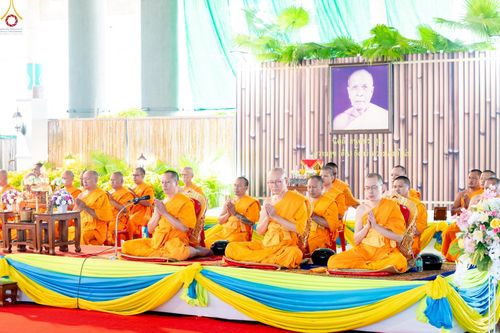 ภาพ No.229604:วันอาทิตย์ที่ 22 มิถุนายน พ.ศ. 2568 พิธีตักบาตรฉลองพระบวชใหม่ โครงการอุปสมบทหมู่ผู้บริหารรุ่นที่ 15 ณ วิหารคด วัดพระธรรมกาย