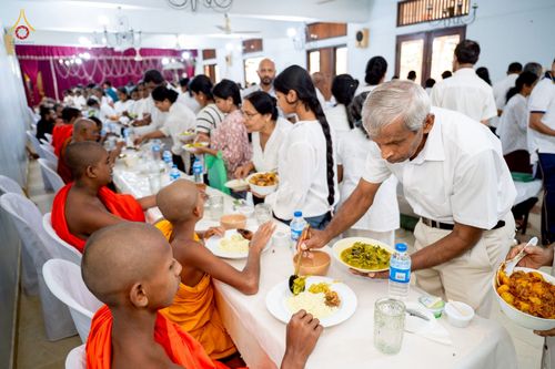 ภาพ No.266610:วันที่ 25 ตุลาคม พ.ศ. 2568 พิธีทอดกฐินสมทบ วัดกัลยาณมิตรต่างประเทศ  บูชาธรรม 81 ปี หลวงพ่อธัมมชโย ณ วัดธรรมวัฒนา รามายา  เมืองมาตะเล ประเทศศรีลังกา 