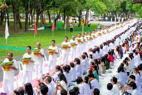 ภาพ No.143843:พิธีตัดปอยผม โครงการอุปสมบทหมู่ พระธรรมทายาทนานาชาติ (ภาษาจีน) รุ่นที่ 19 วันอาทิตย์ที่ 7 กรกฎาคม พ.ศ. 2567 ณ สนามหญ้า หน้าบ้านแก้วอาสาสมัคร วัดพระธรรมกาย