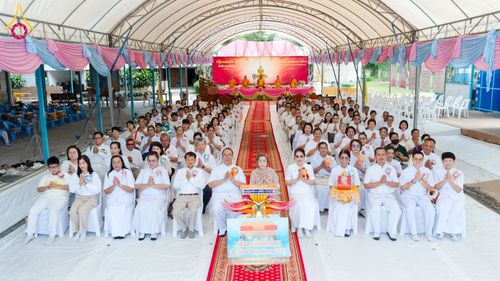 พิธีทอดกฐินแสงสว่าง ณ ศูนย์การศึกษาจอมบึง ต.รางบัว อ.จอมบึง จ.ราชบุรี ในโครงการทอดกฐินสามัคคีทั่วไทย 30,000 วัด บูชาธรรม 80 ปี หลวงพ่อธัมมชโย โดยคณะศิษยานุศิษย์วัดพระธรรมกาย วันที่ 23 ตุลาคม พ.ศ. 2567