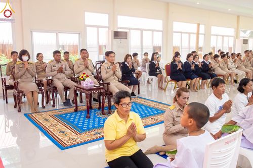 ภาพ No.59084:พิธีปลงผมและแห่นาคธรรมทายาท ในโครงการบรรพชาสามเณร ภาคฤดูร้อน เฉลิมพระเกียรติพระบาทสมเด็จพระเจ้าอยู่หัว เนื่องในโอกาส  พระราชพิธีมหามงคลเฉลิมพระชนมพรรษา 6 รอบ  ปลงผมนาคในวันที่ 21 เมษายน พ.ศ 2567 ณ วัดกลางธนรินทร์ (ธรรมอุทยานบ้านแป้ง)