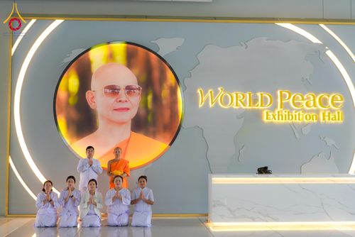 ภาพ No.327645:วันที่ 1-6 พฤษภาคม พ.ศ.2569 ต้อนรับชาวต่างชาติ พระภิกษุ คณะชาวเมียนมาร์  อุบาสิกาชาวอินเดีย เยี่ยมชมวัดพระธรรมกายและสักการะพระมหาธรรมกายเจดีย์