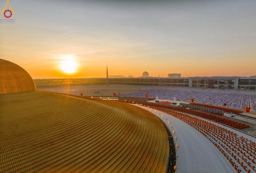 ภาพ No.105208:พิธีตักบาตรฉลองพระบวชใหม่ รุ่นบูชาธรรมมหาปูชนียาจารย์ และต้อนรับศักราชใหม่ วันจันทร์ที่ 1 มกราคม พ.ศ. 2567 ณ ลานธรรมพระมหาธรรมกายเจดีย์ วัดพระธรรมกาย