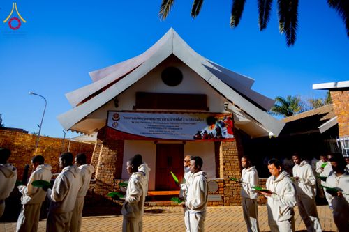 ภาพ No.231125:วันศุกร์ที่ 27 มิถุนายน พ.ศ. 2568 พิธีตัดปอยผมและพิธีปลงผมนาคธรรมทายาทแห่งทวีปแอฟริกา พ.ศ. 2568  โครงการบรรพชาอุปสมบทพระธรรมทายาทนานาชาติแห่งทวีปแอฟริกา ครั้งที่ 2 ณ วัดพระธรรมกายโจฮันเนสเบิร์ก สาธารณรัฐแอฟริกาใต้