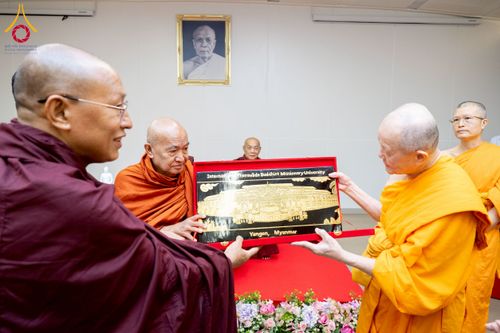 ภาพ No.223050:วันที่ 24 เมษายน พ.ศ. 2568 หลวงพ่อทัตตชีโวต้อนรับคณะสงฆ์เมียนมา ณ อาคาร 100 ปี คุณยายมหารัตนอุบาสิกาจันทร์ ขนนกยูง วัดพระธรรมกาย