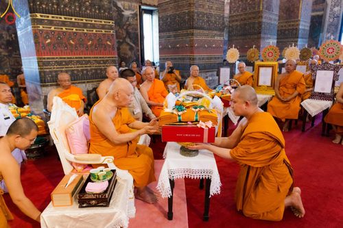 ภาพ No.123202:พิธีพระราชทานสัญญาบัตร พัดยศ และผ้าไตร แด่พระสงฆ์ในเขตปกครองคณะสงฆ์หนกลาง ณ วัดพระศรีมหาธาตุ เขตบางเขน กรุงเทพมหานคร และพิธีมุทิตาสักการะพระสังฆาธิการ ผู้ได้รับเลื่อนและตั้งสมณศักดิ์ ตามพระบรมราชโองการ ณ วัดพระธรรมกาย ในวันที่ 4 กุมภาพันธ์ พ.ศ. 2567