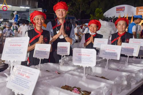 ภาพ No.110968:พิธีถวายภัตตาหารเป็นสังฆทาน แด่คณะพระธรรมยาตราฯ ในโครงการธรรมยาตรา กตัญญูบูชา มหาปูชนียาจารย์ พระมงคลเทพมุนี(สด จนฺทสโร) พระผู้ปราบมาร อนุสรณ์สถาน 7 แห่ง ปีที่ 12 วันที่ 13 มกราคม พ.ศ. 2567 ณ อนุสรณ์สถานมหาวิหารพระมงคลเทพมุนี  (โลตัสแลนด์) อ.สองพี่น้อง จ