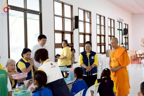 ภาพ No.230310:วันจันทร์ที่ 30 มิถุนายน พ.ศ. 2568 เจ้าอาวาสวัดพระธรรมกาย เยี่ยมอนุโมทนาให้กำลังใจ บุคลากรทางการแพทย์-เจ้าหน้าที่ผู้ปฏิบัติงาน โครงการรถตัดแว่นสายตาเคลื่อนที่สภากาชาดไทย เพื่อเด็กนักเรียนในชนบท พื้นที่จังหวัดปทุมธานี