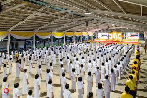 ภาพ No.146389:พิธีถวายเครื่องราชสักการะและวางพานพุ่ม และพิธีจุดเทียนถวายพระพรชัยมงคลแด่ พระบาทสมเด็จพระเจ้าอยู่หัว เนื่องในโอกาสพระราชพิธี มหามงคลเฉลิมพระชนมพรรษา 6 รอบ 28 กรกฎาคม 2567 วันอาทิตย์ที่ 28 กรกฎาคม พ.ศ. 2567  ณ อาคารโถงช้างฯ วัดพระธรรมกาย อ.คลองหลวง จ.ปทุม