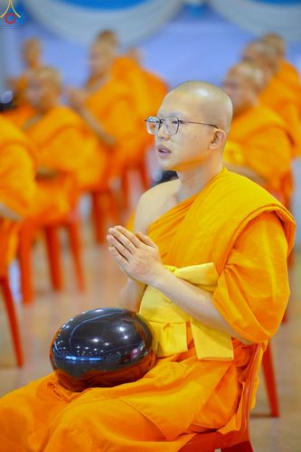 ภาพ No.243441:วันที่ 7 กันยายน พ.ศ. 2568 พิธีตักบาตร ข้าวสารอาหารแห้ง ในวันครูผู้ค้นพบวิชชาธรรมกาย ณ บ้านแก้วเรือนทองคุณยายฯ สภาธรรมกายสากล วัดพระธรรมกาย