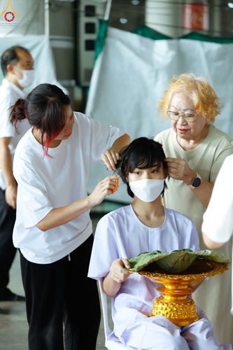 ภาพ No.83754:พิธีตัดปอยผมและปลงผม ในโครงการบรรพชาสามเณร ธรรมทายาทรุ่นโรงเรียนนานาชาติ ณ วัดพระธรรมกาย วันเสาร์ที่ 15 กรกฎาคม พ.ศ.2566