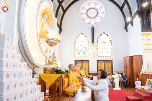 ภาพ No.96390:พิธีทอดกฐินราชันปฐพี ราชินีที่ดิน เพื่อซื้อที่ดินหลังโบสถ์ ฉลองครบรอบ 10 ปีสถาปนาโบสถ์วัดพุทธ วันอาทิตย์ที่ 19 พฤศจิกายน พ.ศ. 2566 ณ วัดพระธรรมกายนิวคาสเซิล ประเทศอังกฤษ