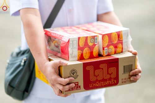 ภาพ No.139028:พิธีตักบาตร , พิธีบูชาข้าวพระ ณ ห้องแก้วสารพัด 1 สภาธรรมกายสากล วัดพระธรรมกาย วันอาทิตย์ต้นเดือนที่ 2 มิถุนายน พ.ศ. 2567